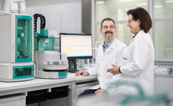 Image Shooting;Metrohm Global;Service;2 people in conversation;laboratory